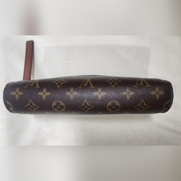 Louis Vuitton Orsay clutch/wristlet. Int & ext pockets have been cleaned out. - Picture 4 of 16